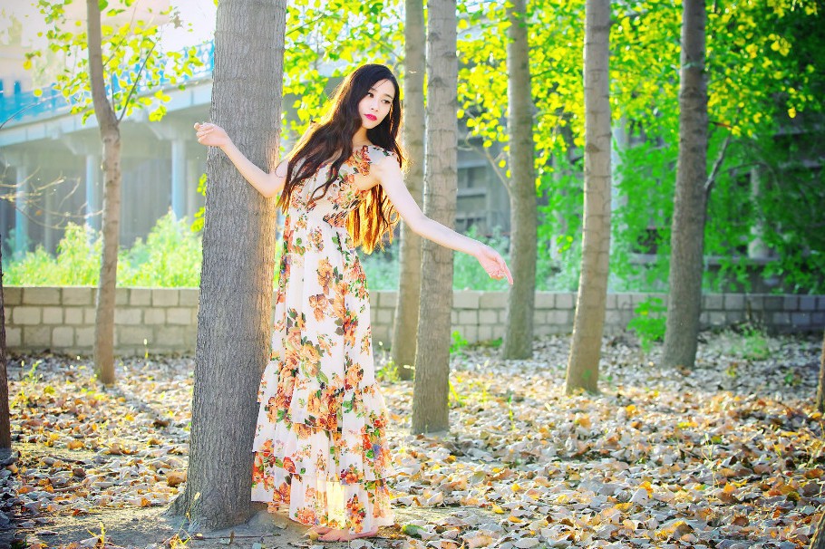 阳光下一个清秀美丽长发飘飘的美女姑娘