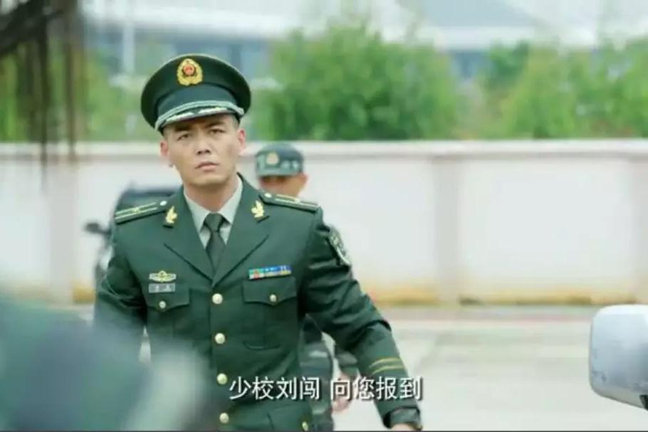 小包总杨烁变身铁血猎豹,《利刃出击》里的荷