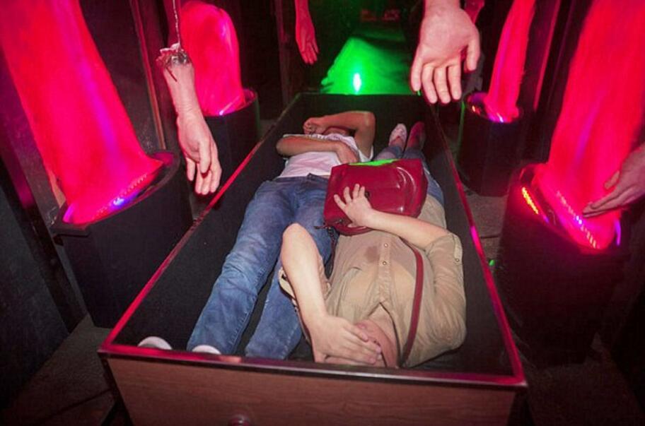 深圳这间火葬场游乐园, 直接把活人送进火化炉