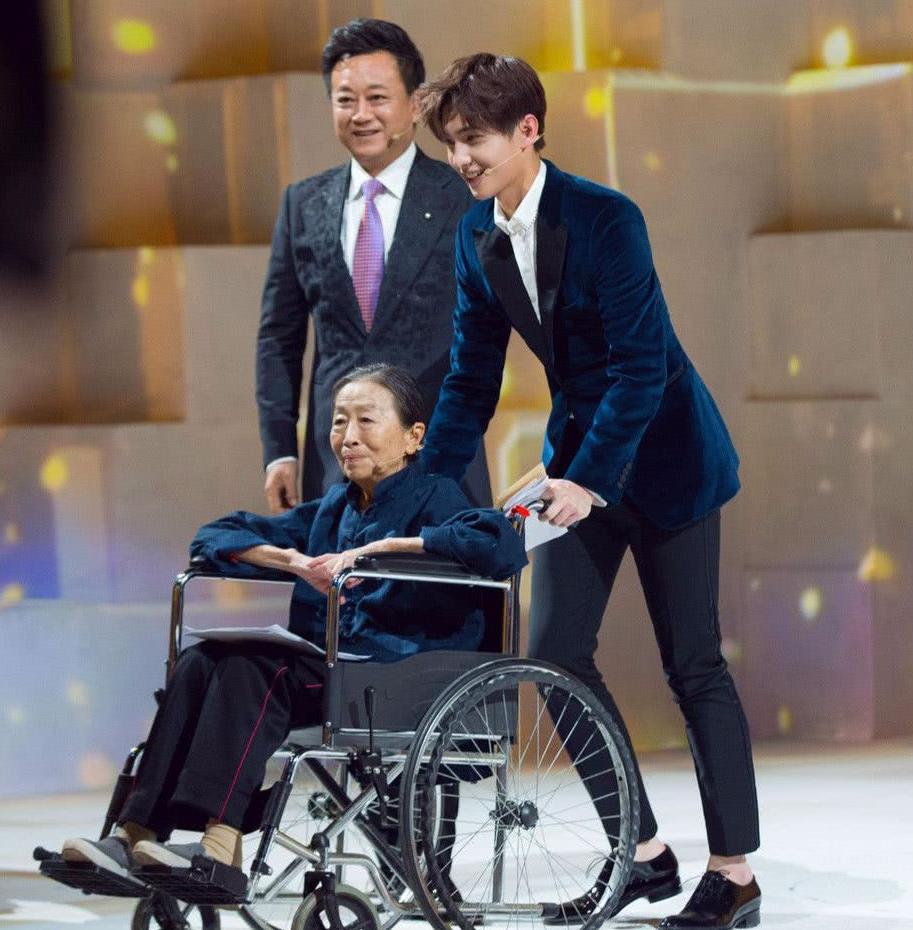 杨洋与82岁张少华合作读家书,声情并茂直戳泪点让人热泪盈眶