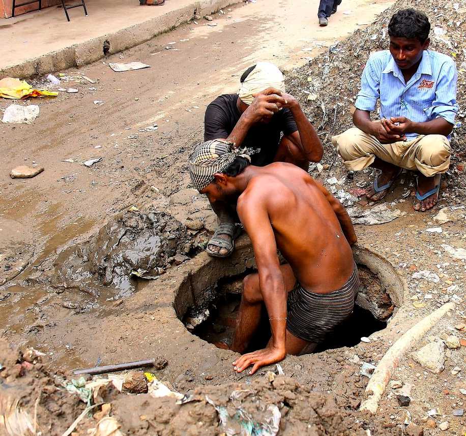 生为妓女或者掏粪,印度贱民们活在社会最底层