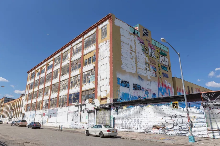 最不讲理法律:外墙被任意涂鸦,业主刷白漆却被