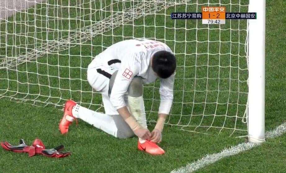 拖延比赛,侯森系鞋带耽误2分钟被黄牌警告,石