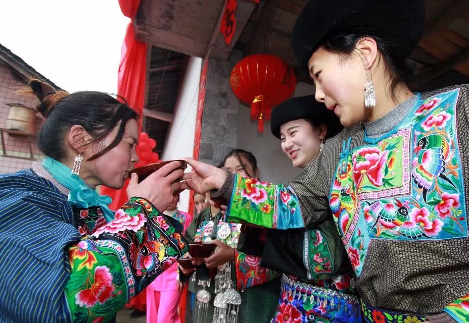 花垣县各鱼村,一位姓秧的苗族小伙举办苗族传