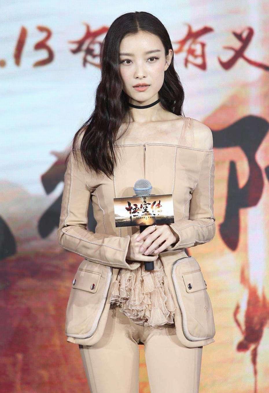 倪妮身穿肉色紧身裤,网友:腿缝很美