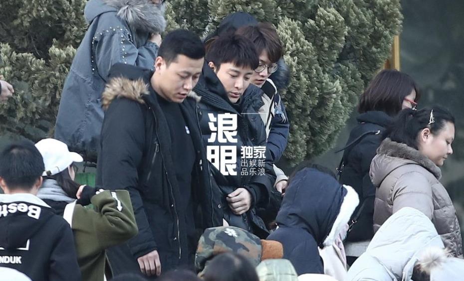 在助理的簇拥之下,贾乃亮快速离开.
