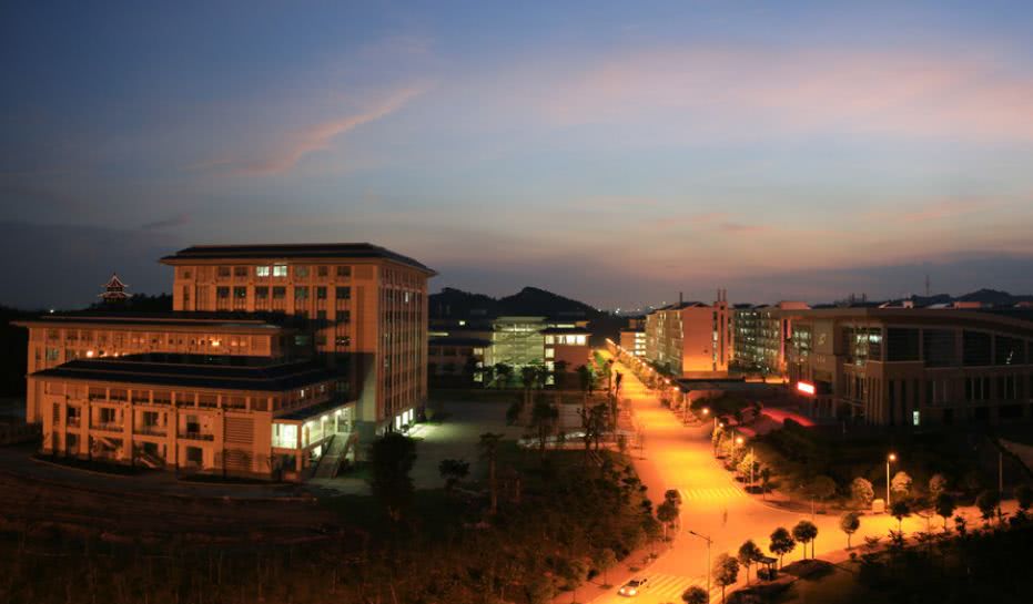正文      广西中医药大学,现有仙葫,明秀2个校区,总占地面积1310.