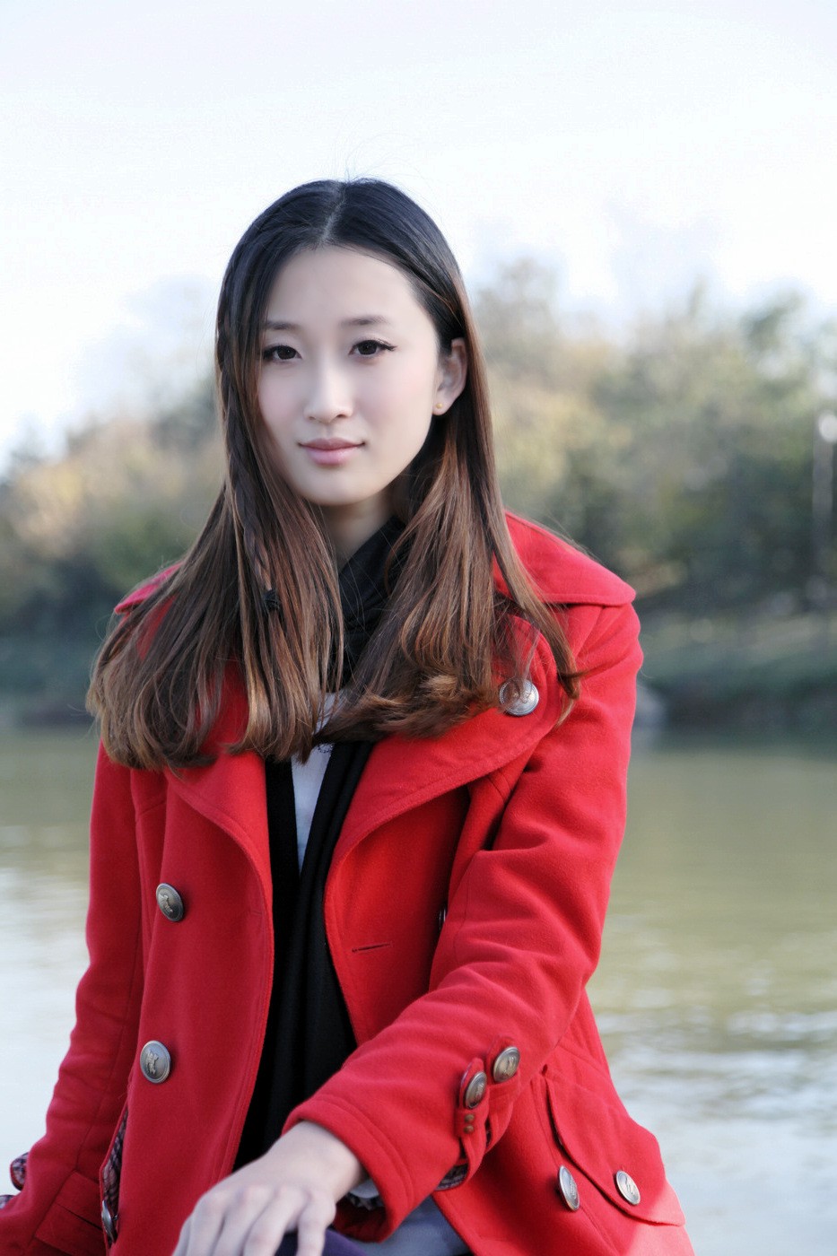 冬日的户外里一个长发飘逸的素颜红衣美女!