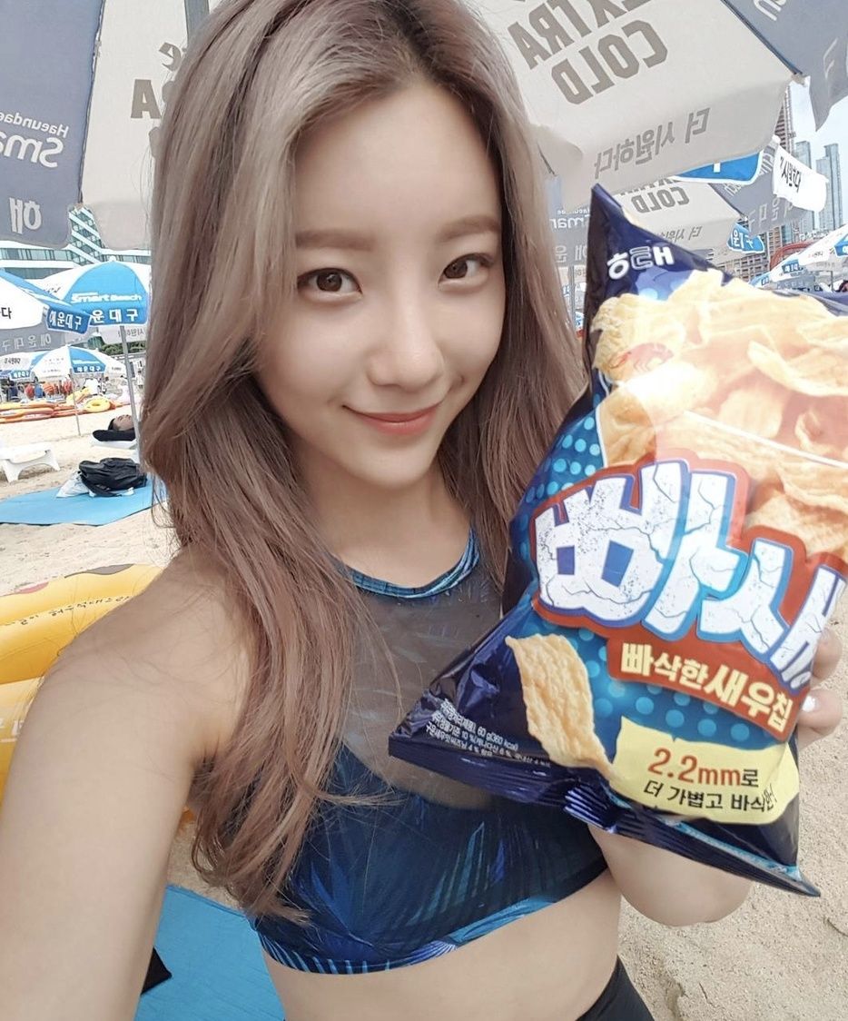 韩国90后v性感女性感秀圆挺海滩臀,性感身材翘苹果教练+下载图片