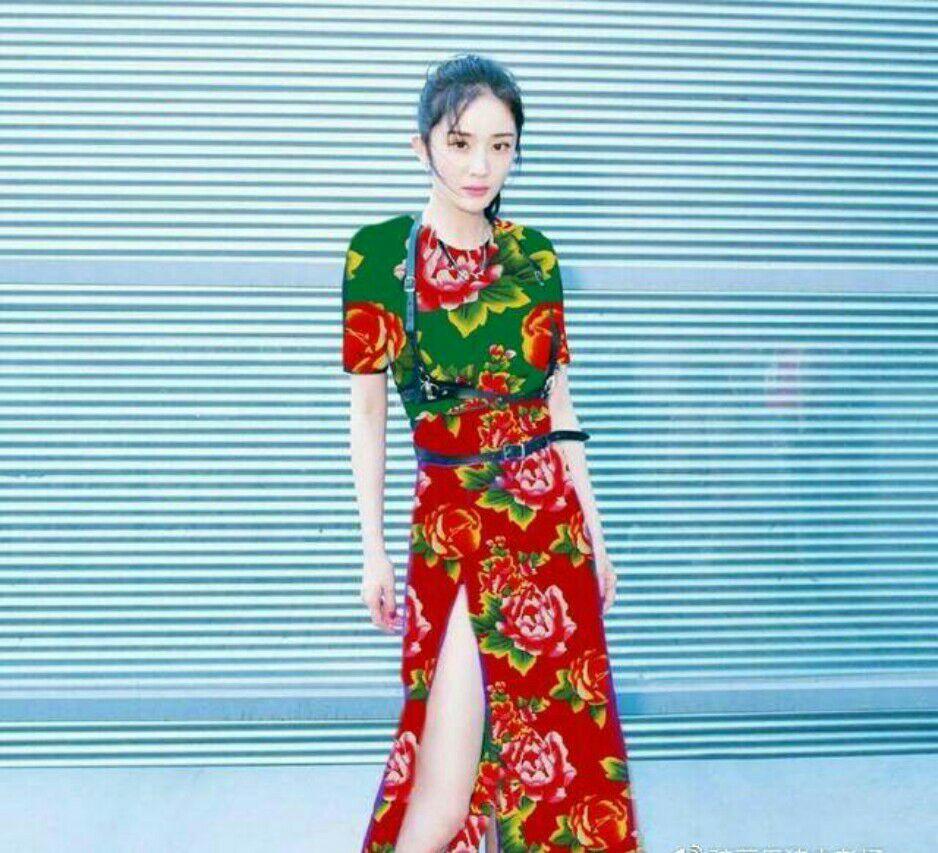 红配绿大花袄造型哪家强? 热巴女神范儿十足, 杨幂