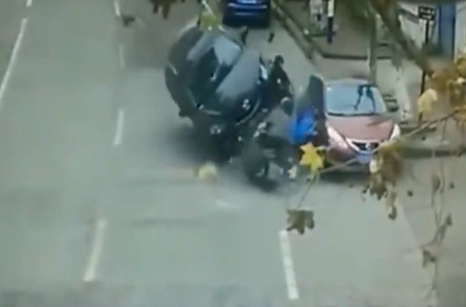 电动车正常行驶，下一秒被越野车瞬间夺走生命，太惨了