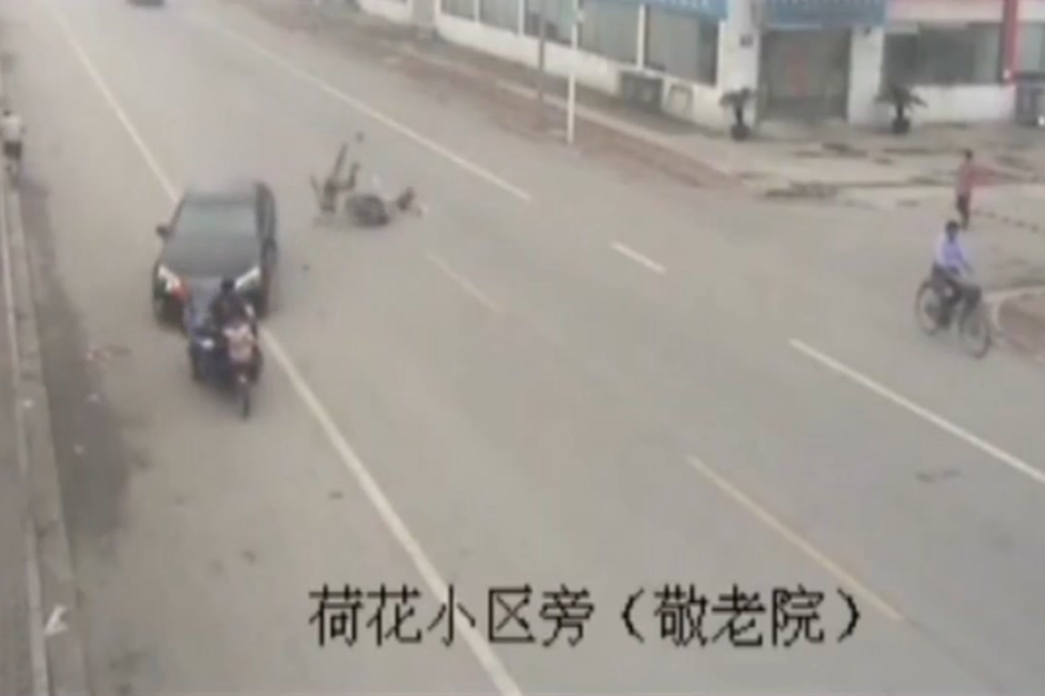 电动车男子横穿马路，被轿车惨烈相撞殃及他人，太惨了