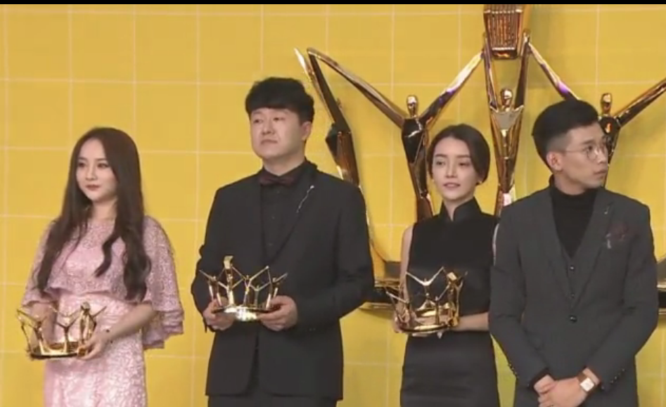 YY年度盛典领奖台 沈曼险摔倒崔阿扎差点崴了