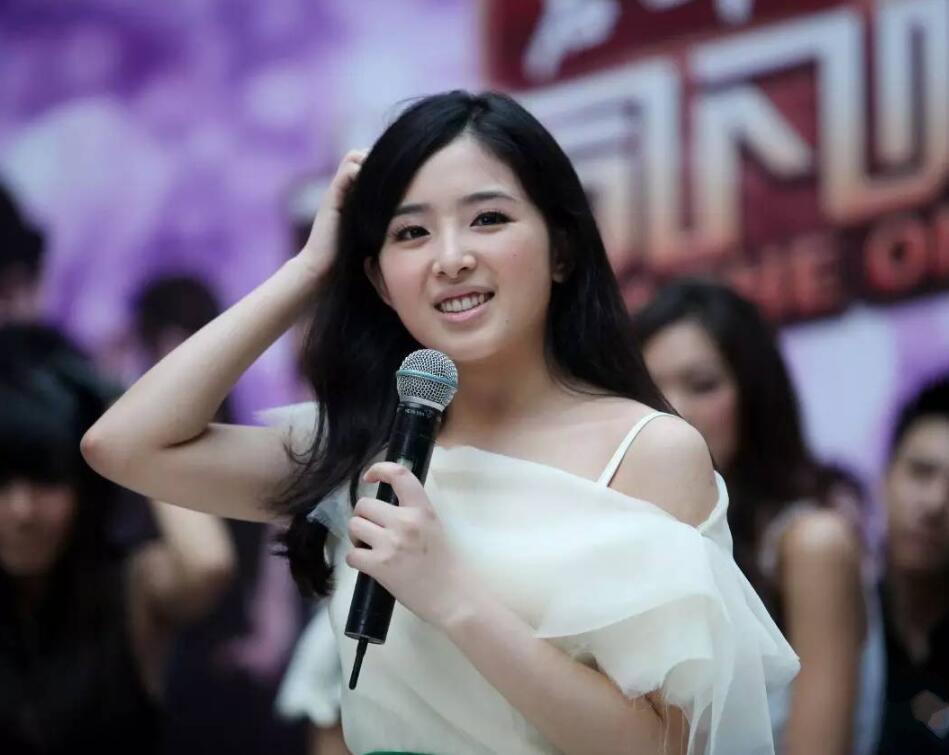 超女冠军张含韵又胖回来了, 大腿已经粗到蹲不下去