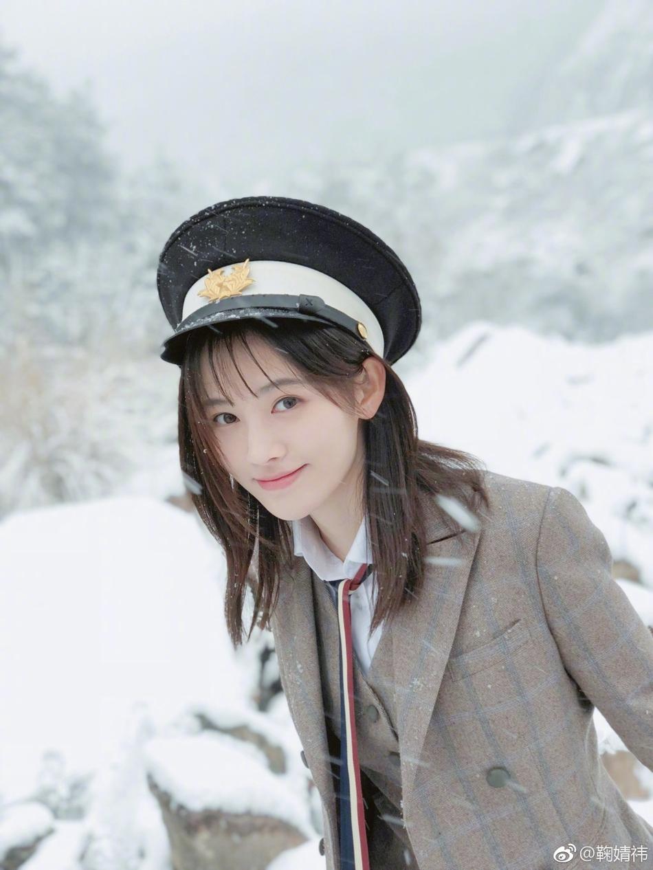 日本人眼中“中国四千年第一美女”最新美照，变身制服少女玩雪！