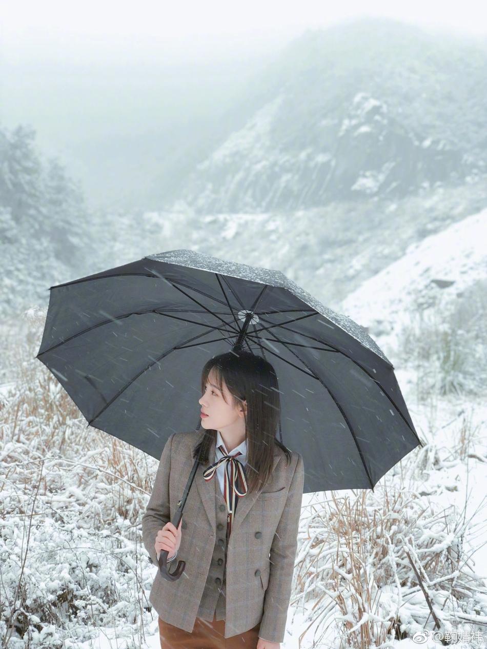 日本人眼中“中国四千年第一美女”最新美照，变身制服少女玩雪！