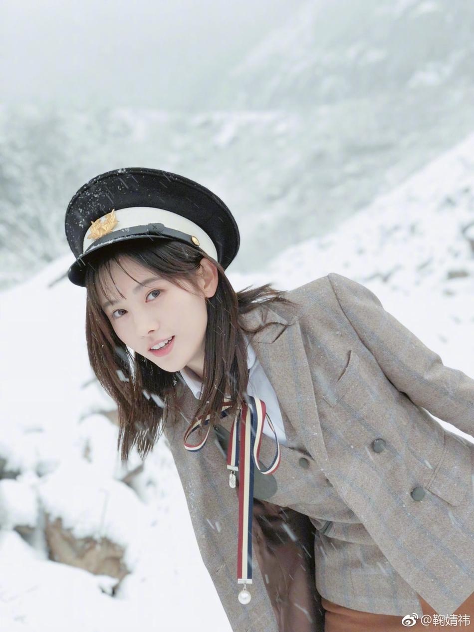 日本人眼中“中国四千年第一美女”最新美照，变身制服少女玩雪！