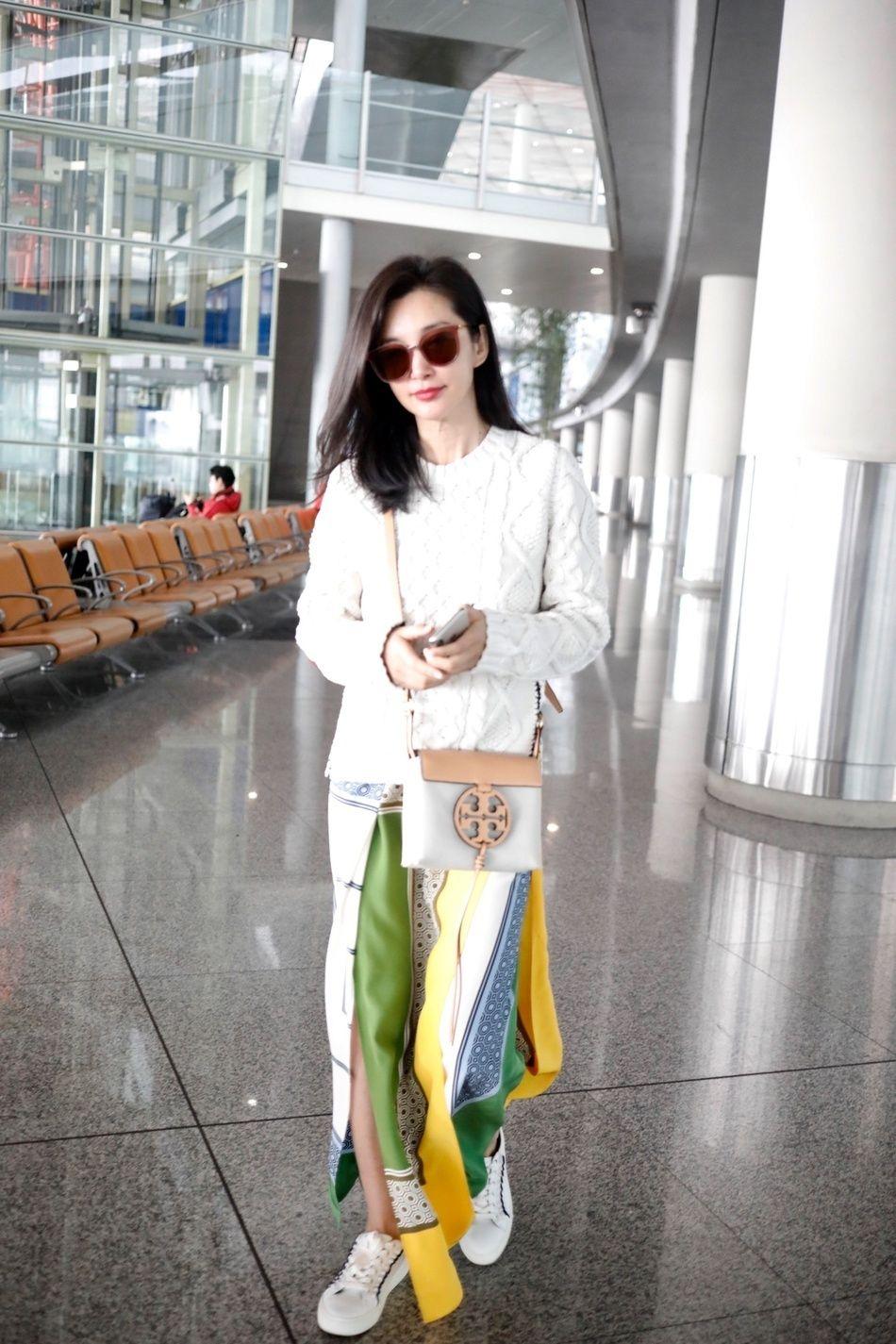 李冰冰现机场, 45岁穿上白毛衣花裙子嫩成25, 