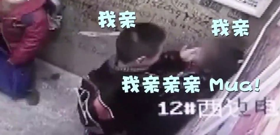 电梯里公然壁咚小女孩,对着摄像头挑衅