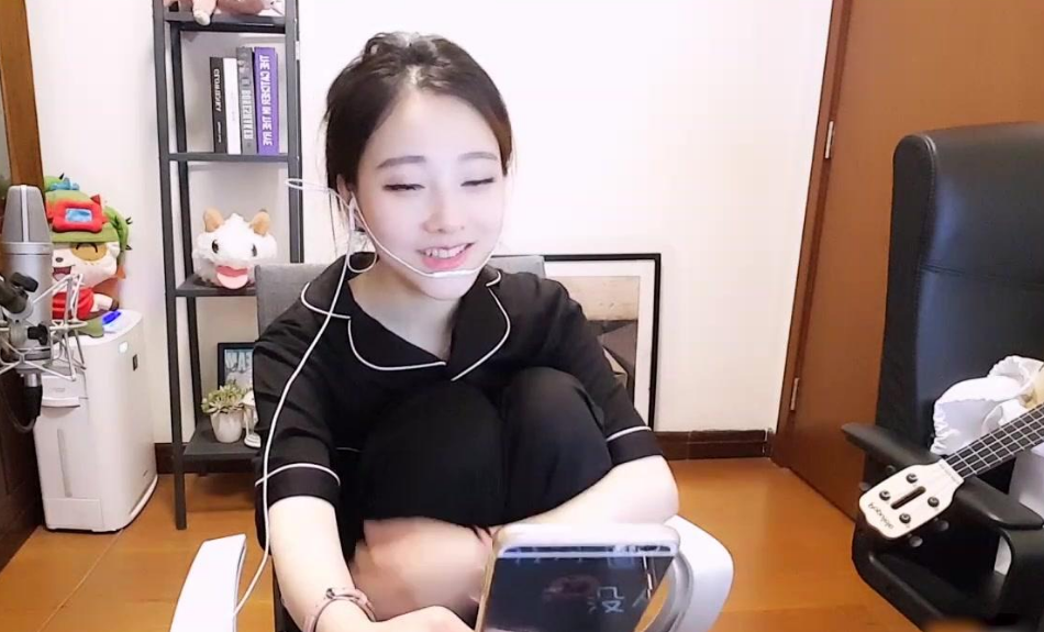 斗鱼一姐冯提莫素颜照曝光!脸色惨白没精神,网