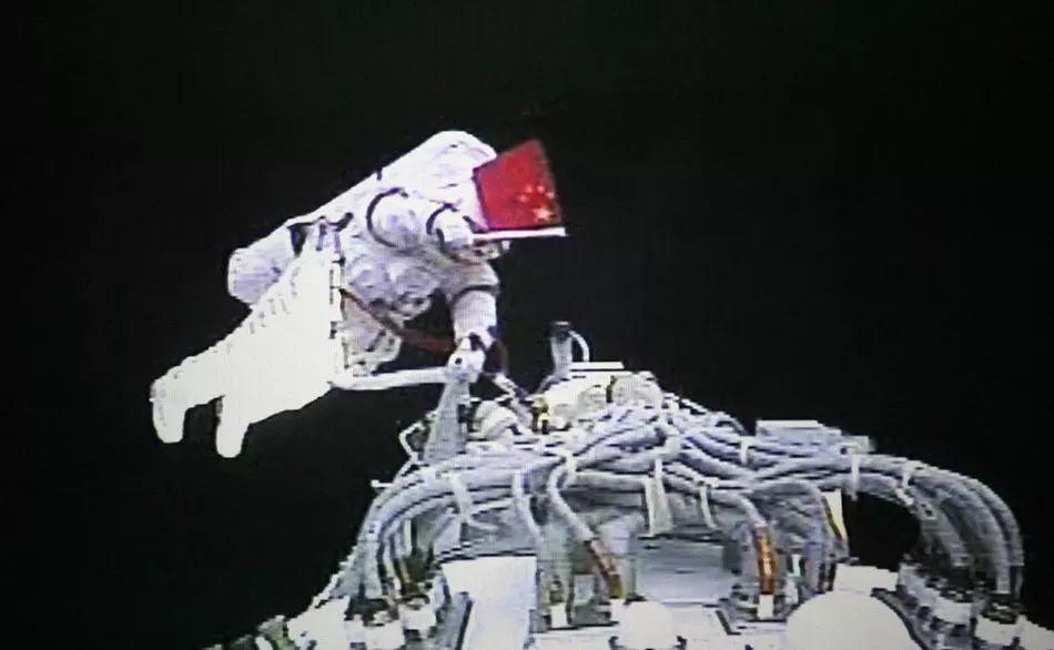 1999年11月神舟一号试验飞船升空;2003年10月中国航天员首次进入太空