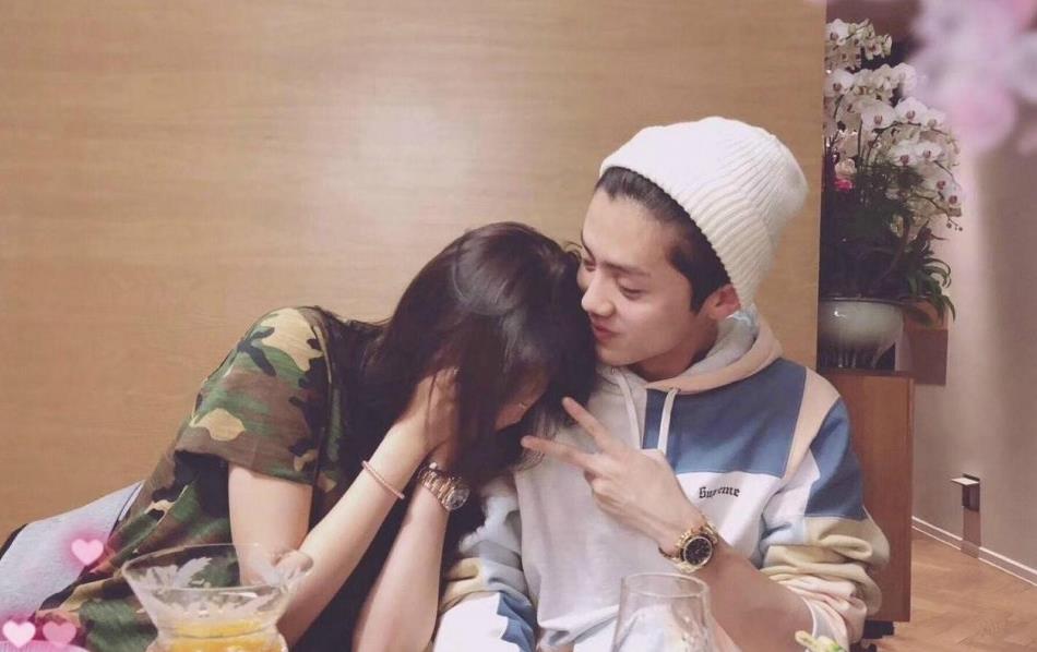 关晓彤鹿晗爱到忘我,脖上草莓引人遐想,但鹿