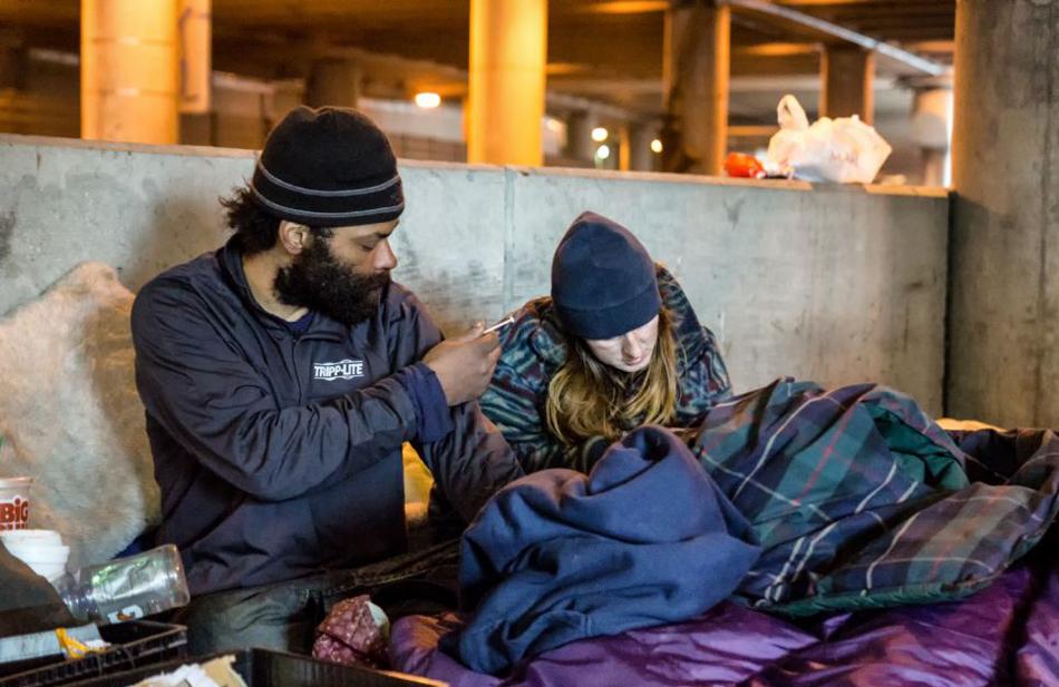 芝加哥毒品交易猖獗, 流浪的瘾君子蜗居桥下, 过着乞丐般的生活