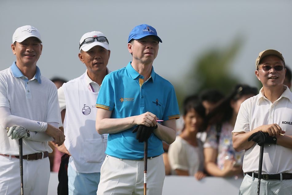 "微信之父"张小龙美巡首秀,当了一回职业高尔夫选手