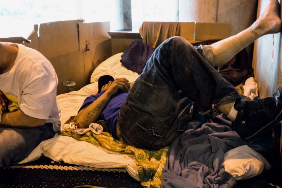 芝加哥毒品交易猖獗, 流浪的瘾君子蜗居桥下, 过着乞丐般的生活