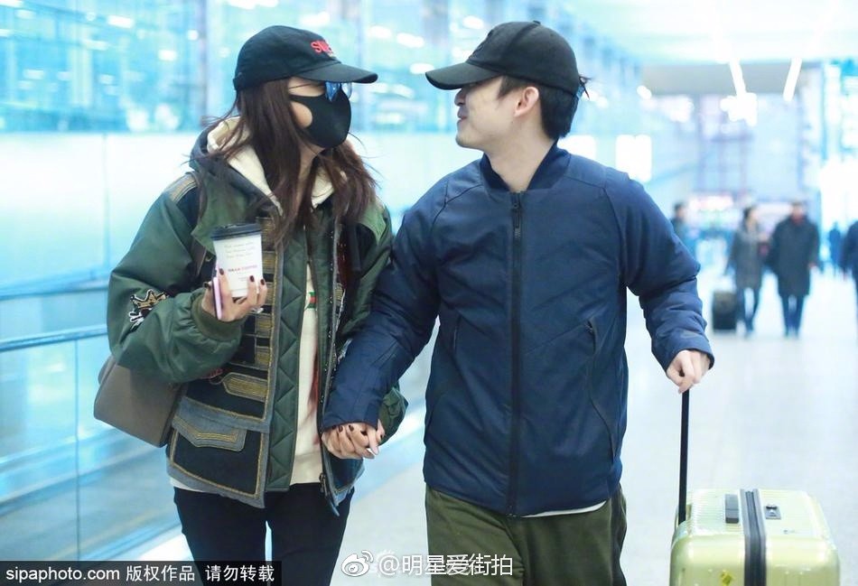 孙怡回京,老公董子健前来接机,两小口手牵手超