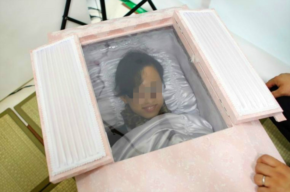 殡仪馆不只是赚死者的钱,连活着的人的钱也赚上了,很多人来体验