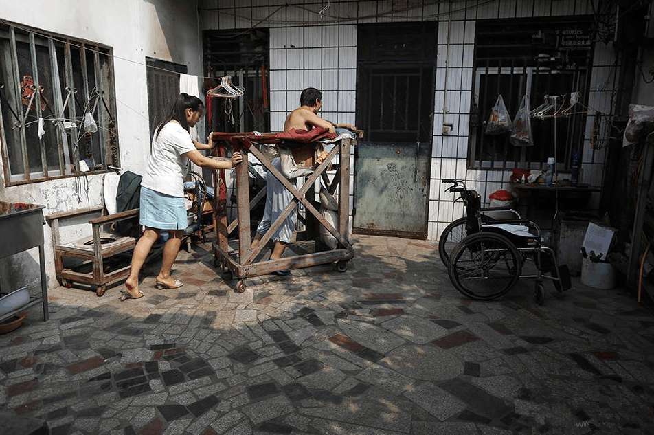 父母去世, 24岁女孩独自照顾瘫痪哥哥15年, 称