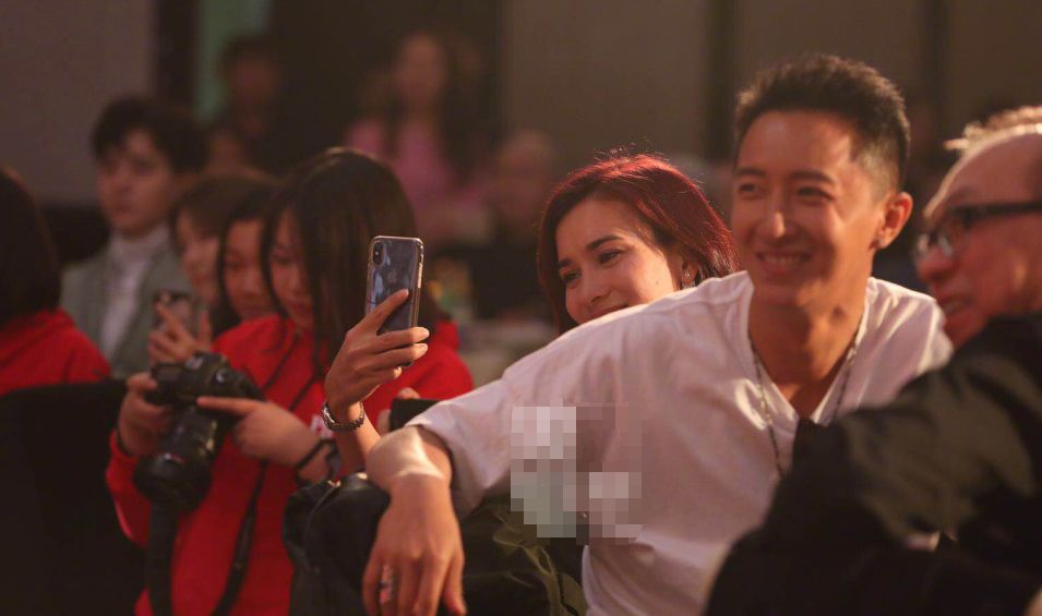 老板娘卢靖姗出席韩庚公司年会，情侣戒指暗示好事将近?