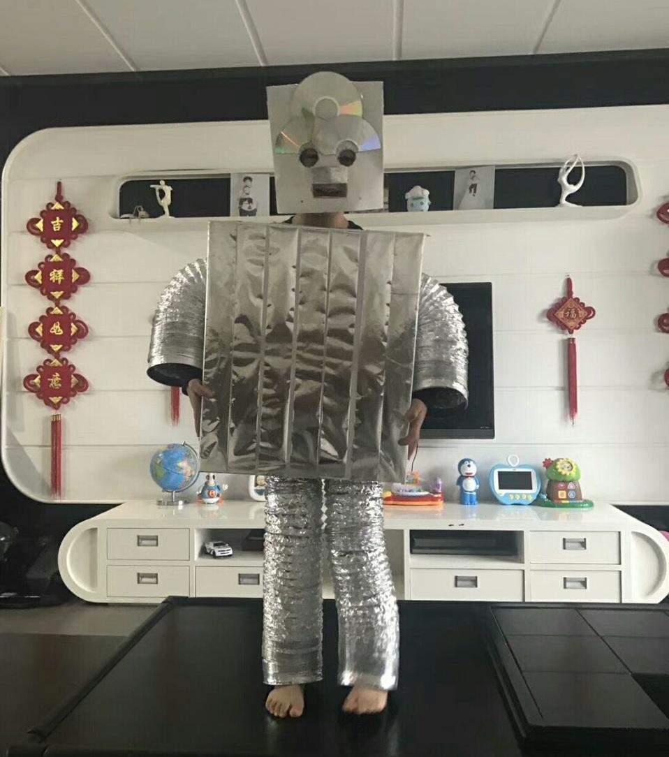 还有家长根据幼儿园要求做的机器人,请问这是最新的人工智能版本吗?