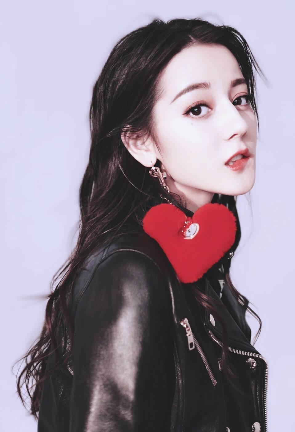 迪丽热巴再获高端品牌代言人,盘点一下热巴所