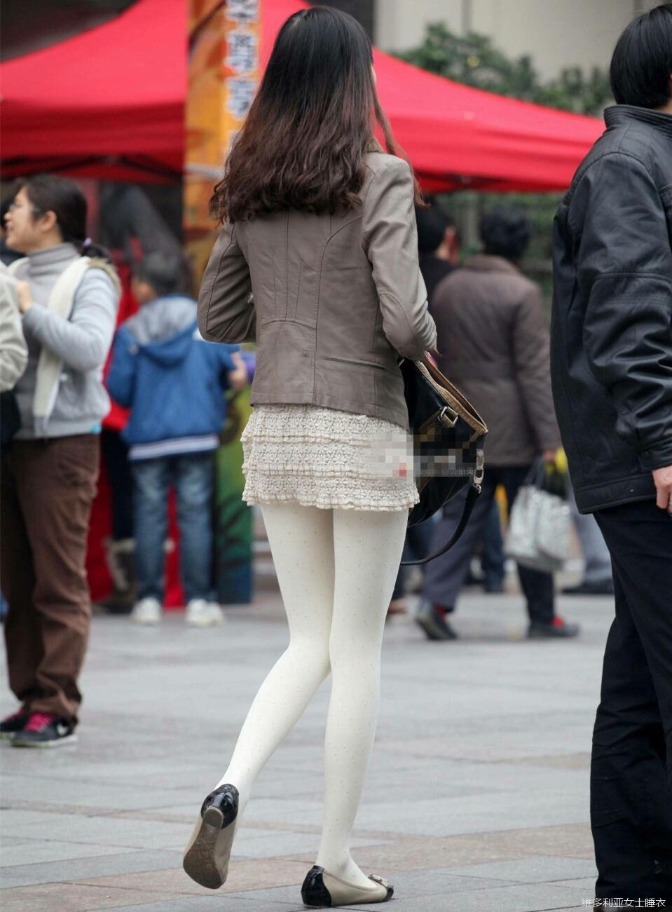 街拍超短裤美女搭配白色丝袜说腿不好看的都是自欺欺人而已