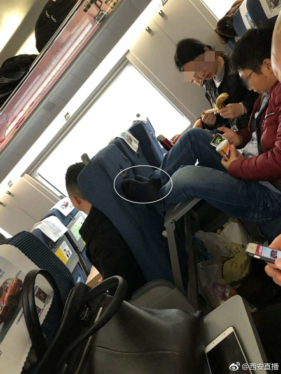 男子西成高铁上脱鞋 网友吐槽味太大[拜拜]