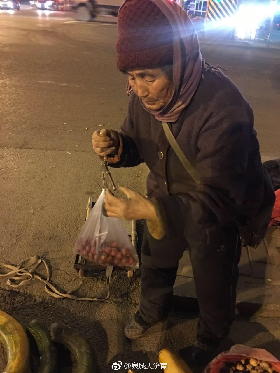 为维持生计,济南一位老奶奶大半夜还在街头卖东西[悲伤]