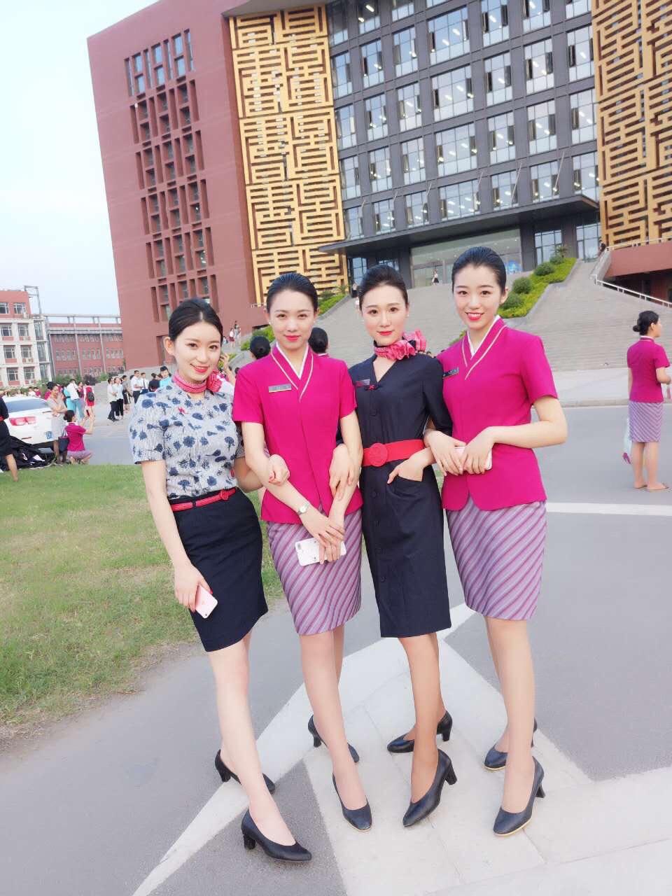 郑航准空姐拍毕业照 满屏都是大长腿