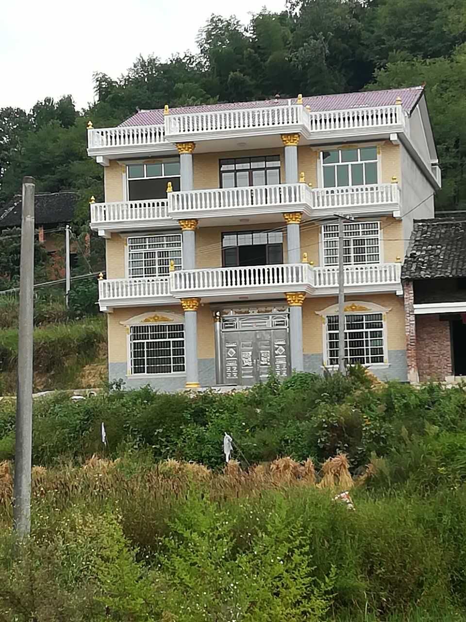 5套农村自建房,70后最爱的不锈钢大门和防盗网,现在看