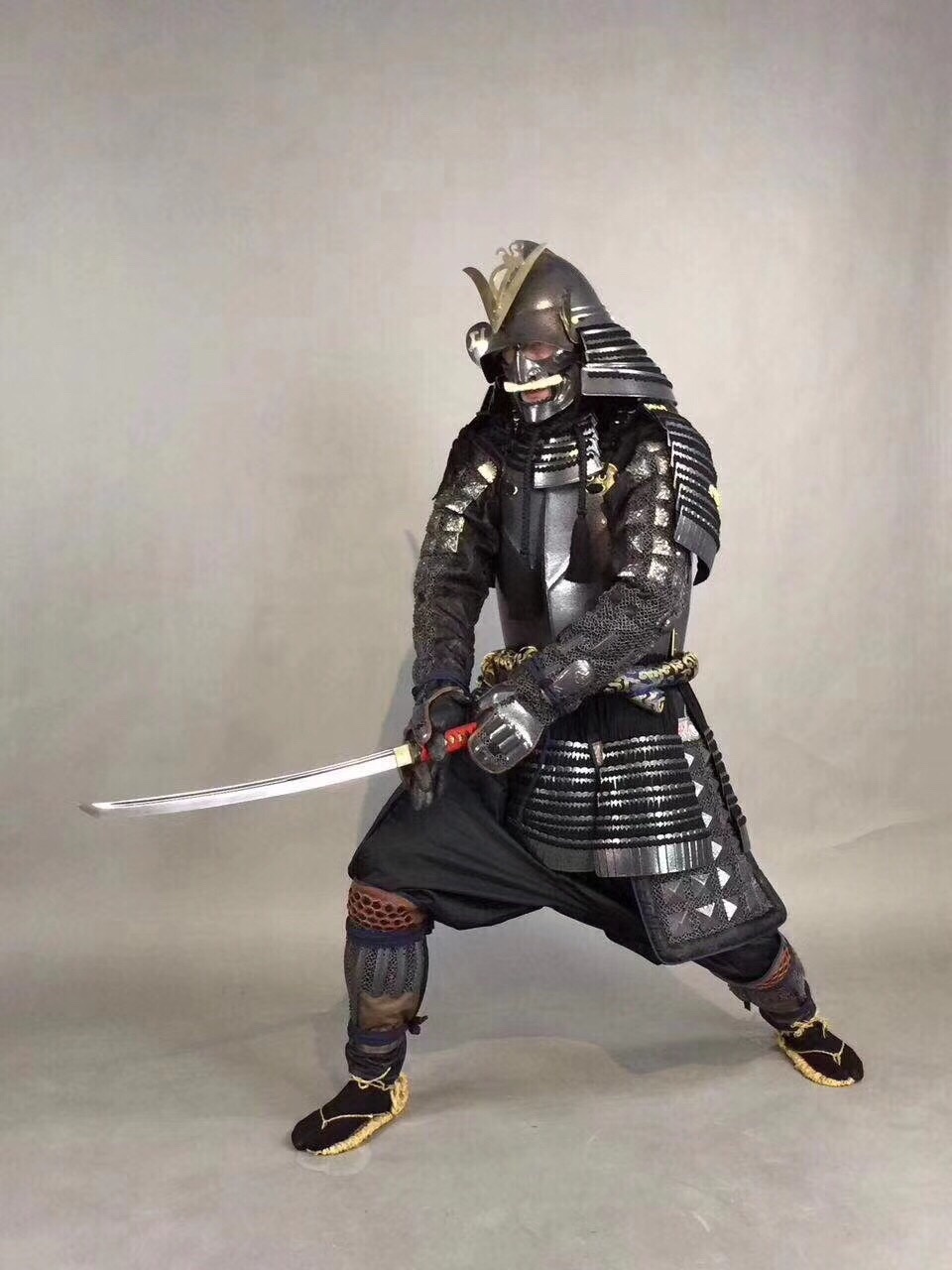 喜欢cos的小朋友们,整套这个正儿八经的日本武士盔甲去cos剑圣
