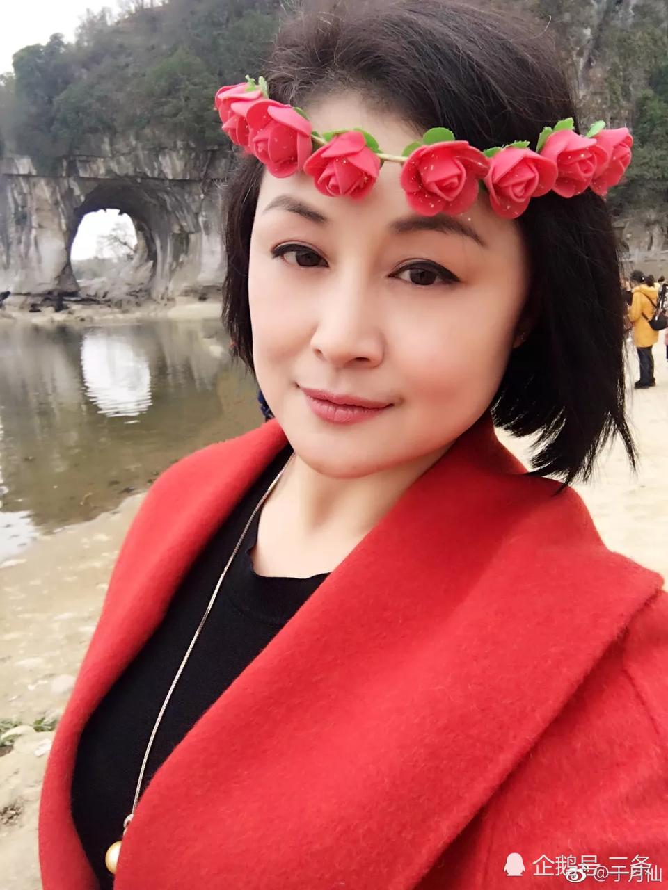 赵本山47岁小姨子“谢大脚”于月仙晒出游照,美若天仙似少女