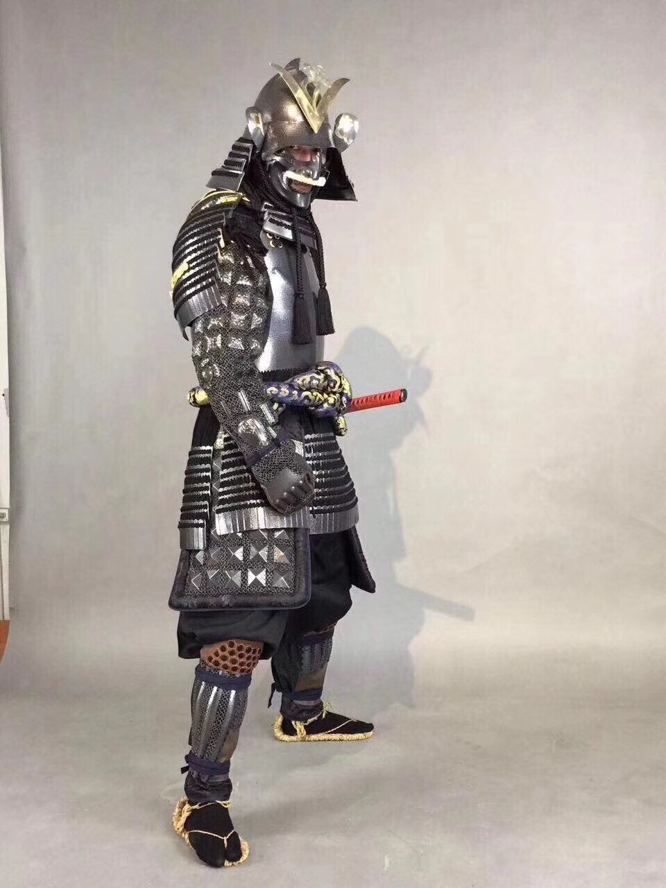 喜欢cos的小朋友们，整套这个正儿八经的日本武士盔甲去cos剑圣