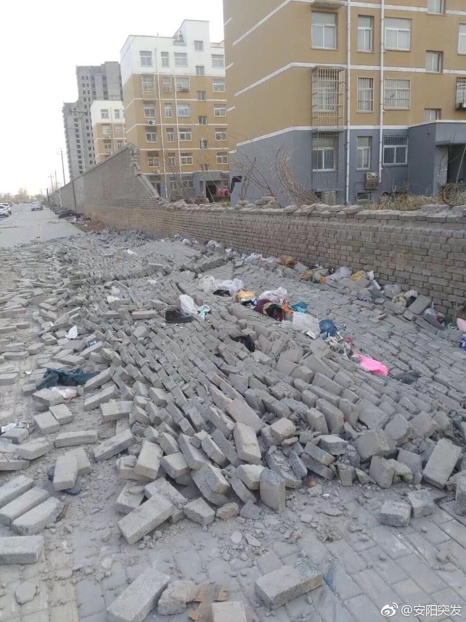 安阳县廉租房三期院墙弱不禁风