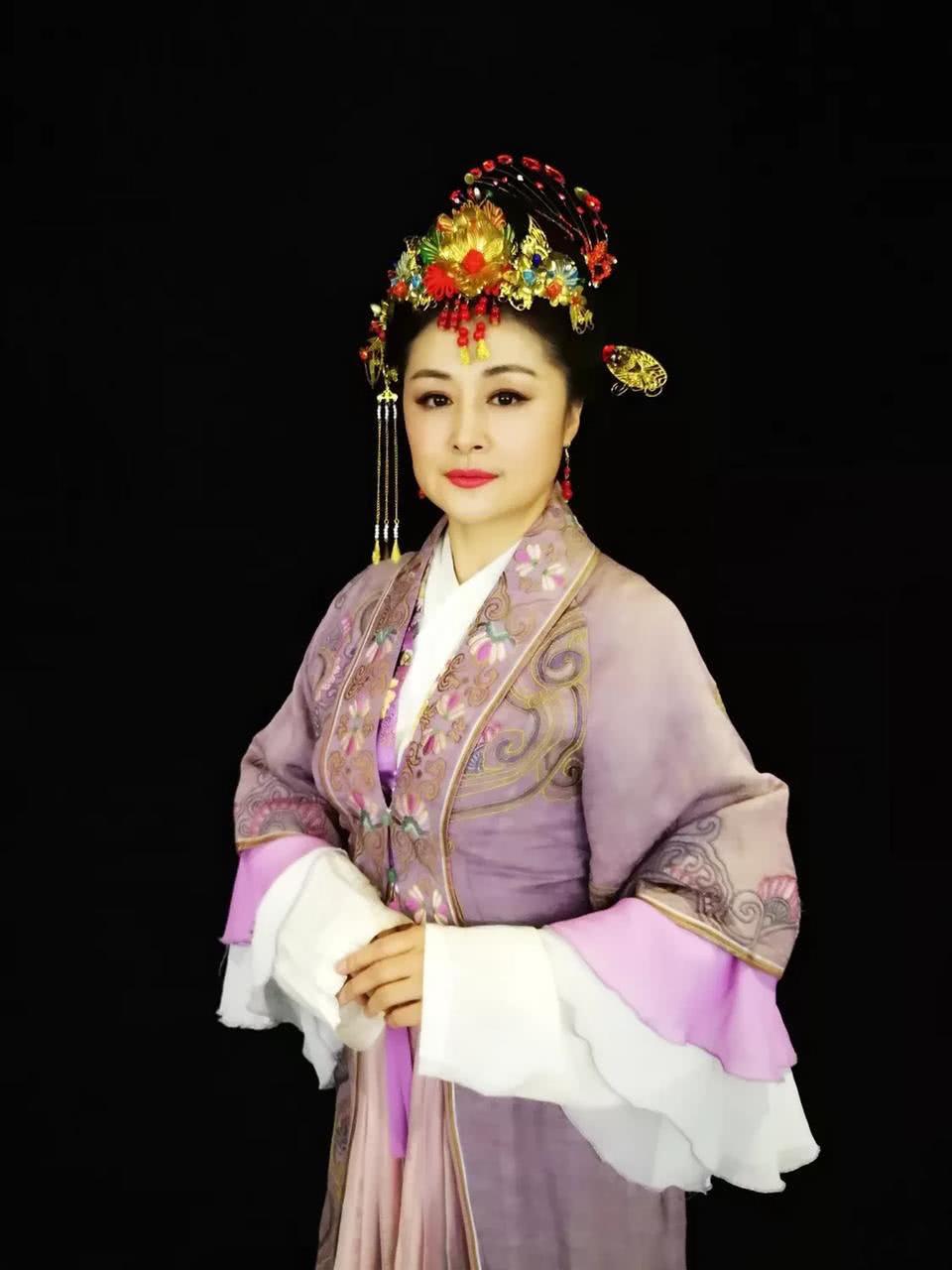 "谢大脚"于月仙晒古装照美翻了, 却自嘲像"如花"