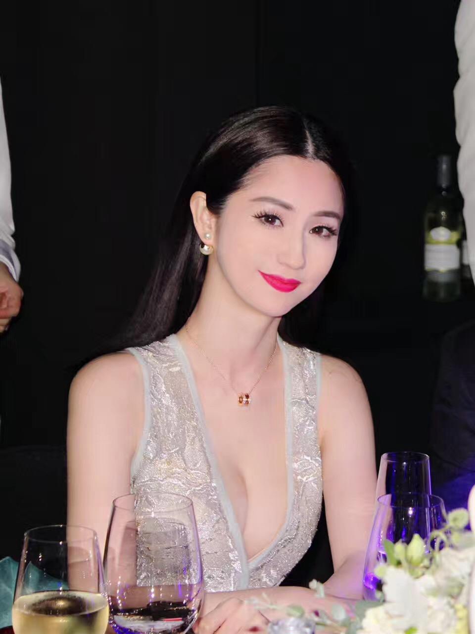 蓝燕长相甜美身材高挑性感，喜欢她吗?