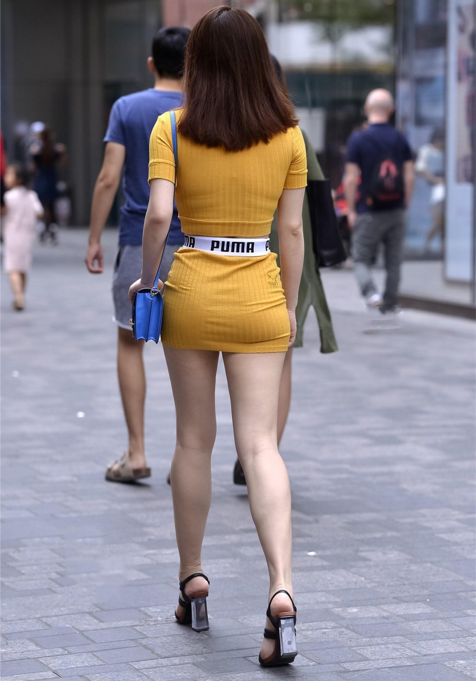 街拍,背影婀娜动人的美女一身黄色包臀裙,曲线玲珑很
