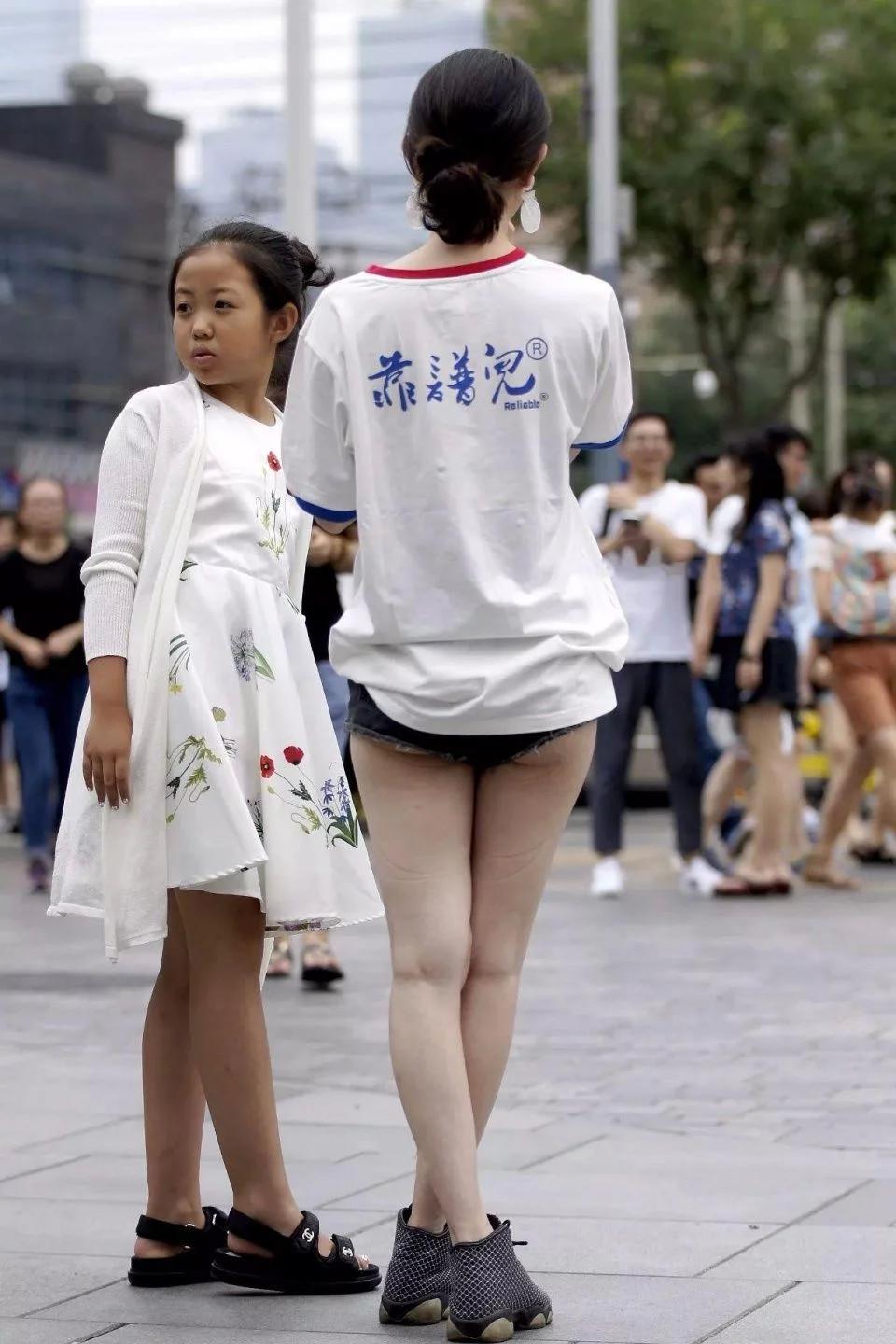 街拍时尚辣妈也能如此年轻美丽