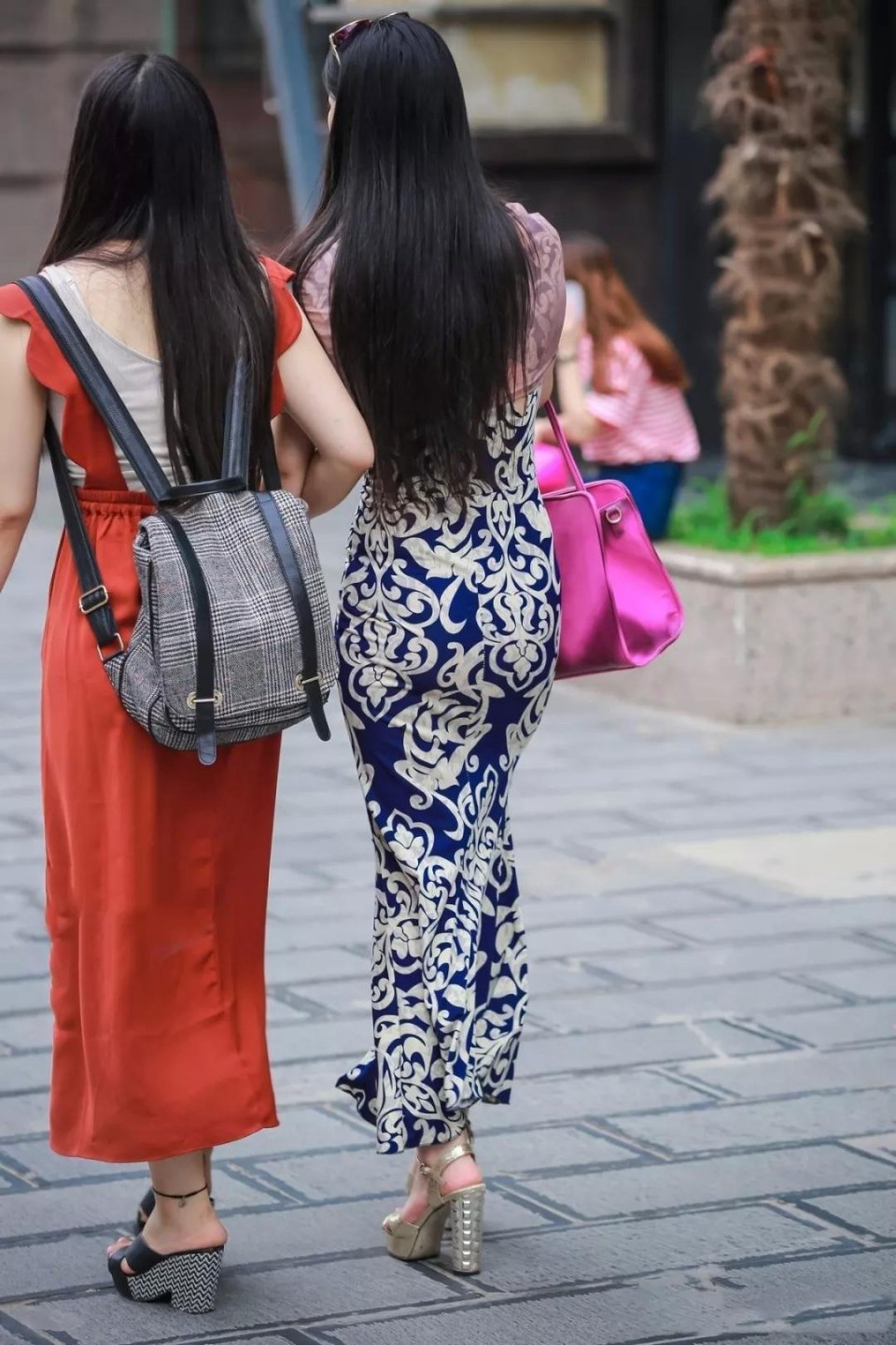 街拍:美女逛街的样子好美,身姿高挑性感