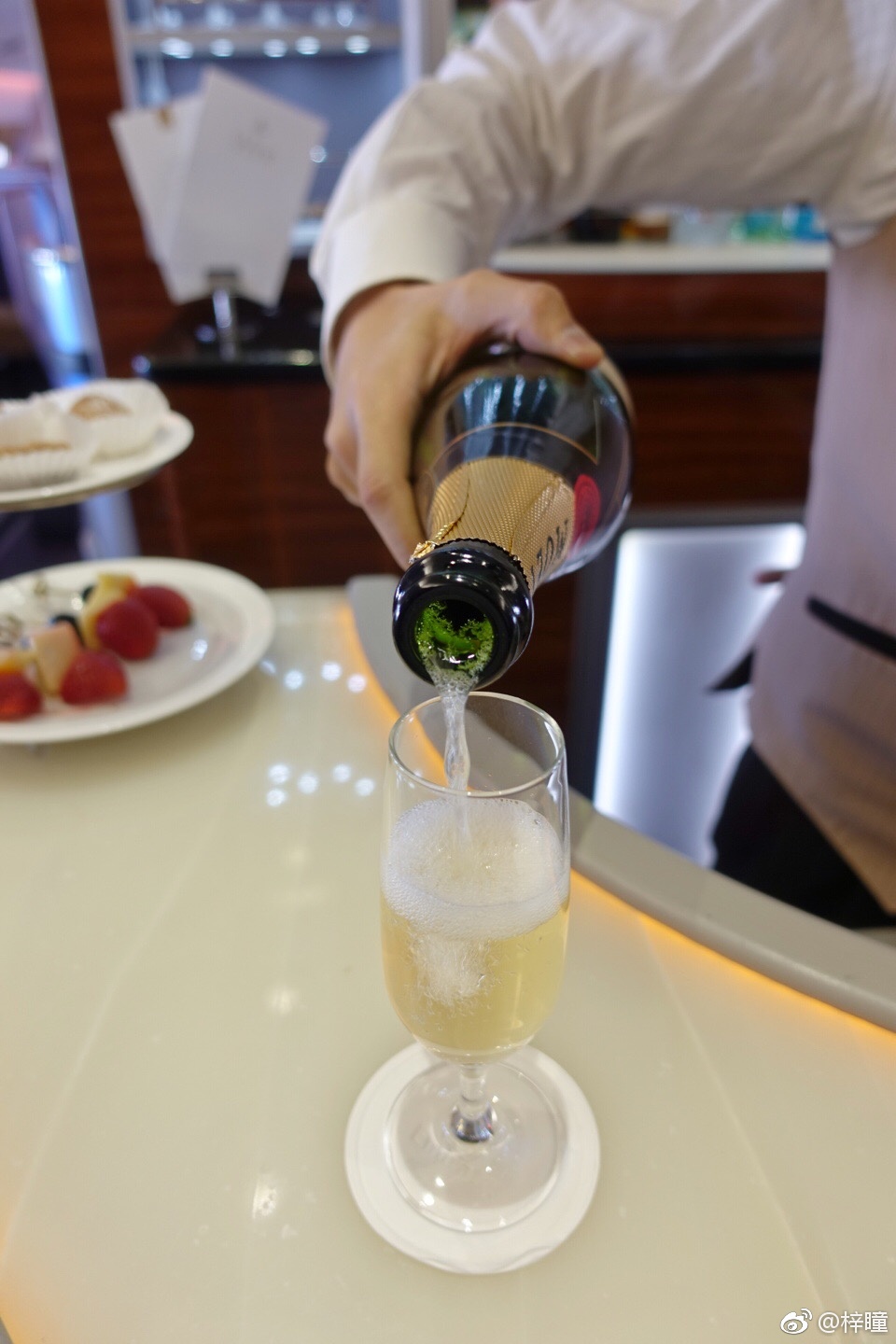 从迪拜飞回北京,阿联酋航空商务舱回程飞机上